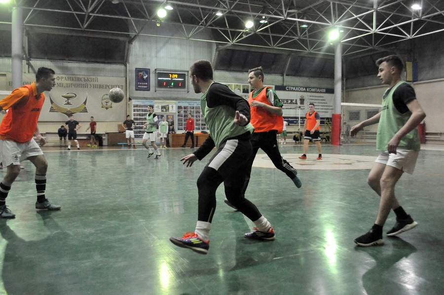 В ІФНМУ почався традиційний студентський Кубок з міні-футболу (фоторепортаж)