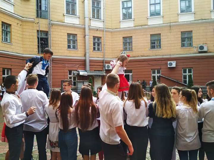 Франківські студенти-медики водять гаївки та відроджують давні українські традиції ( фоторепортаж)
